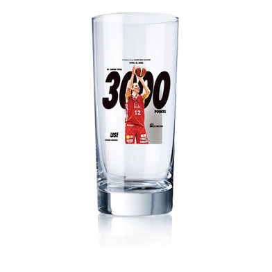 ブロック・モータム選手　B1通算3000得点メモリアルグラス